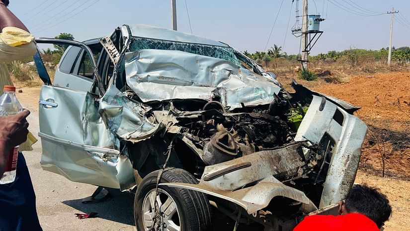 Chitradurga| ಲಾರಿಗೆ ಇನ್ನೋವಾ ಕಾರು ಡಿಕ್ಕಿ ; ಬೆಂಗಳೂರಿನ ಐವರು ದುರ್ಮರಣ