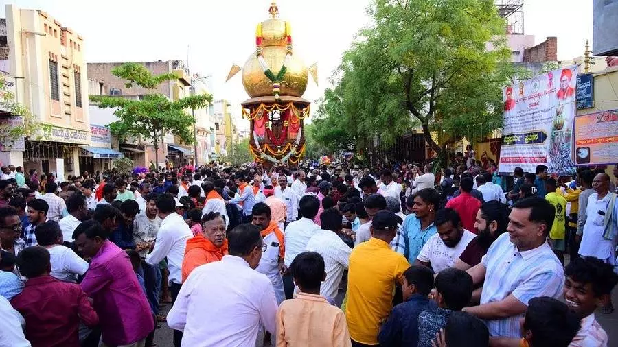 ಭಗವದ್ಗೀತೆ, ಬೈಬಲ್​, ಕುರಾನ್​ ತೇರಲ್ಲಿಟ್ಟು ಎಳೆದರು; ಇದು ಸೌಹಾರ್ದದ ರಥೋತ್ಸವ