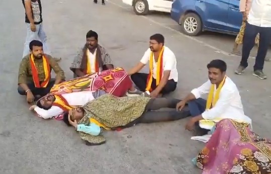 ಕೊಪ್ಪಳದಲ್ಲಿ ಕನ್ನಡ ಪರ ಹೋರಾಟಗಾರರು ರಸ್ತೆಯಲ್ಲಿ ಮಲಗಿ ಪ್ರತಿಭಟನೆ ನಡೆಸಿದರು ಕೊಪ್ಪಳದಲ್ಲಿ ಕನ್ನಡ ಪರ ಹೋರಾಟಗಾರರು ರಸ್ತೆಯಲ್ಲಿ ಮಲಗಿ ಪ್ರತಿಭಟನೆ ನಡೆಸಿದರು