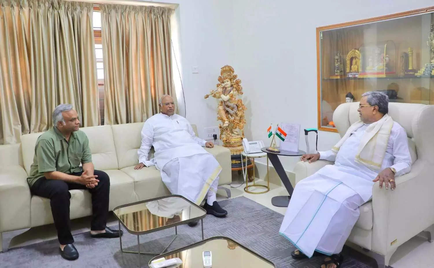 ́ನವಂಬರ್ ಕ್ರಾಂತಿʼಯಲ್ಲಿ ಮಲ್ಲಿಕಾರ್ಜುನ ಖರ್ಗೆ ಸಿಎಂ? ಪ್ರಿಯಾಂಕ್ ಖರ್ಗೆ ನಕಾರ ́ನವಂಬರ್ ಕ್ರಾಂತಿʼಯಲ್ಲಿ ಮಲ್ಲಿಕಾರ್ಜುನ ಖರ್ಗೆ ಸಿಎಂ? ಪ್ರಿಯಾಂಕ್ ಖರ್ಗೆ ನಕಾರ