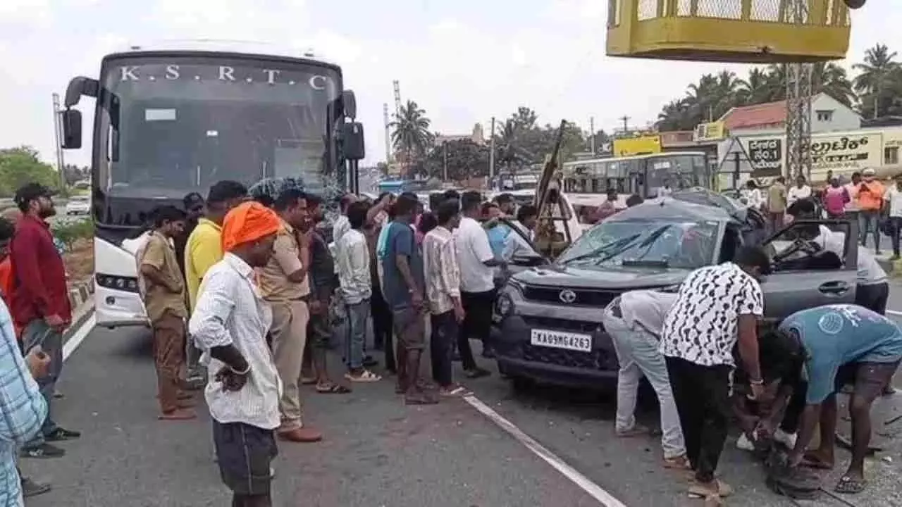 Accident | ಬೆಂಗಳೂರು-ಮೈಸೂರು ಎಕ್ಸ್ಪ್ರೆಸ್ ವೇನಲ್ಲಿ ಭೀಕರ ಅಪಘಾತ; ಪತ್ರಕರ್ತೆ ಸೇರಿ ನಾಲ್ವರು ದುರ್ಮರಣ Accident | ಬೆಂಗಳೂರು-ಮೈಸೂರು ಎಕ್ಸ್ಪ್ರೆಸ್ ವೇನಲ್ಲಿ ಭೀಕರ ಅಪಘಾತ; ಪತ್ರಕರ್ತೆ ಸೇರಿ ನಾಲ್ವರು ದುರ್ಮರಣ
