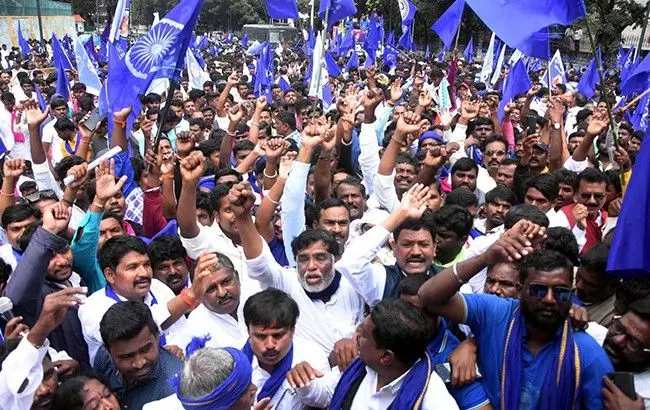 Internal Reservation |18.96 ಲಕ್ಷ ಪರಿಶಿಷ್ಟ ಜಾತಿಯ ಕುಟುಂಬಗಳ ಸಮೀಕ್ಷೆ ಪೂರ್ಣ; ಯಾವ ಜಿಲ್ಲೆಯಲ್ಲಿ ಎಷ್ಟು ಗಣತಿ ? Internal Reservation |18.96 ಲಕ್ಷ ಪರಿಶಿಷ್ಟ ಜಾತಿಯ ಕುಟುಂಬಗಳ ಸಮೀಕ್ಷೆ ಪೂರ್ಣ; ಯಾವ ಜಿಲ್ಲೆಯಲ್ಲಿ ಎಷ್ಟು ಗಣತಿ ?