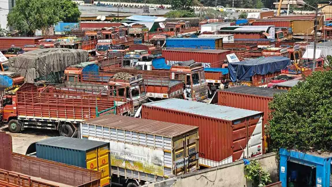 lorry strike| ರಾಜ್ಯದಲ್ಲಿ ತೀವ್ರಗೊಂಡ ಲಾರಿ ಮುಷ್ಕರ; ಅಗತ್ಯ ವಸ್ತುಗಳ ಬೆಲೆ ಗಗನಕ್ಕೆ? lorry strike| ರಾಜ್ಯದಲ್ಲಿ ತೀವ್ರಗೊಂಡ ಲಾರಿ ಮುಷ್ಕರ; ಅಗತ್ಯ ವಸ್ತುಗಳ ಬೆಲೆ ಗಗನಕ್ಕೆ?