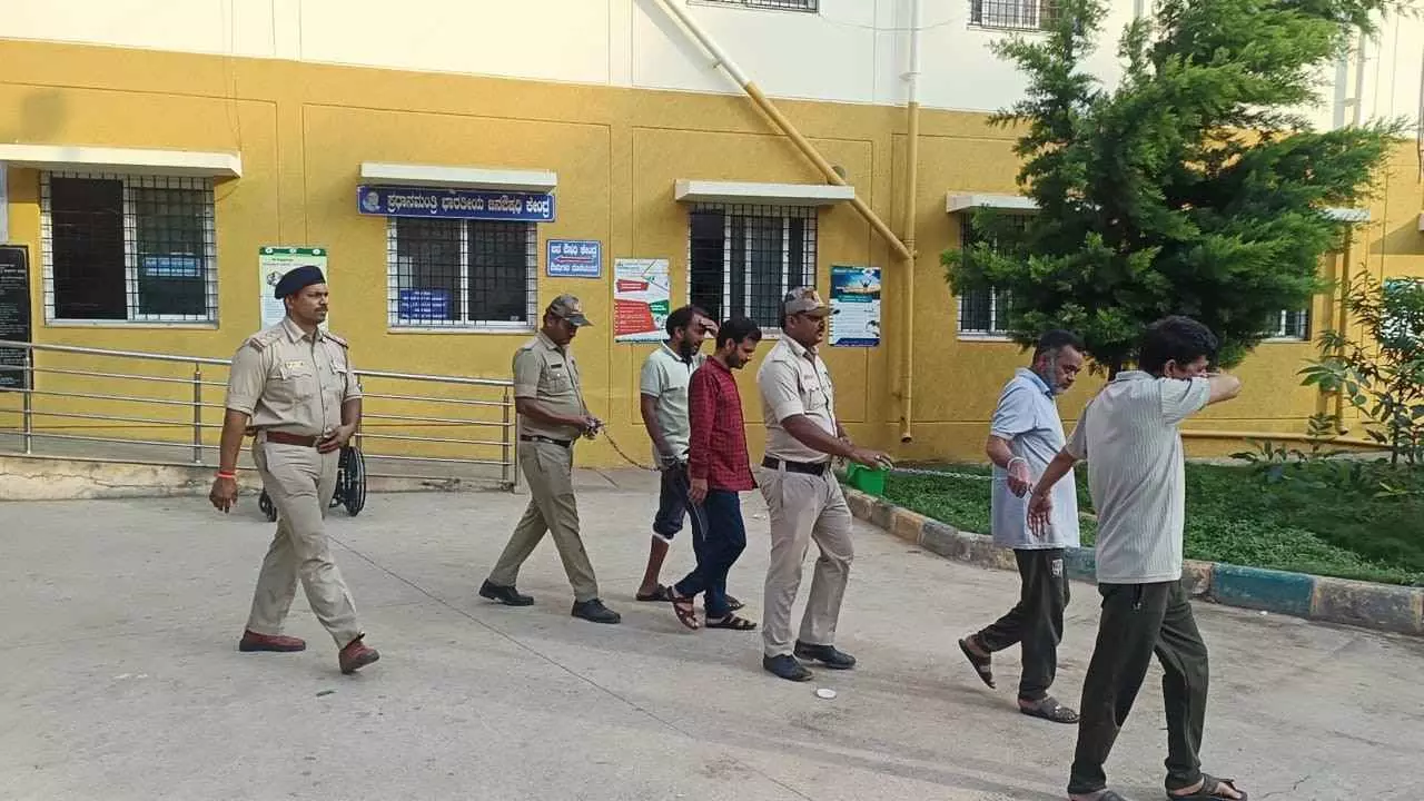 Bank Robbery |ದೊಡ್ಡಬಳ್ಳಾಪುರದ ಕರ್ನಾಟಕ ಗ್ರಾಮೀಣ ಬ್ಯಾಂಕ್ ದರೋಡೆ ಪ್ರಕರಣ; ಎರಡು ವರ್ಷದ ಬಳಿಕ ಸೆರೆಸಿಕ್ಕ ನಾಲ್ವರು ಆರೋಪಿಗಳು Bank Robbery |ದೊಡ್ಡಬಳ್ಳಾಪುರದ ಕರ್ನಾಟಕ ಗ್ರಾಮೀಣ ಬ್ಯಾಂಕ್ ದರೋಡೆ ಪ್ರಕರಣ; ಎರಡು ವರ್ಷದ ಬಳಿಕ ಸೆರೆಸಿಕ್ಕ ನಾಲ್ವರು ಆರೋಪಿಗಳು