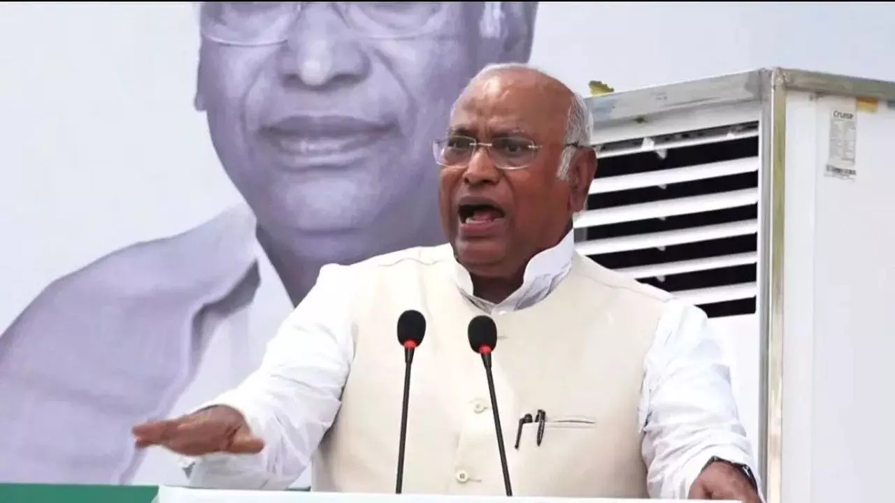 ಉಗ್ರರ ದಾಳಿ ಹಿನ್ನೆಲೆ: ಸರ್ವಪಕ್ಷ ಸಭೆಗೆ ಆಗ್ರಹಿಸಿದ ಮಲ್ಲಿಕಾರ್ಜುನ ಖರ್ಗೆ ಉಗ್ರರ ದಾಳಿ ಹಿನ್ನೆಲೆ: ಸರ್ವಪಕ್ಷ ಸಭೆಗೆ ಆಗ್ರಹಿಸಿದ ಮಲ್ಲಿಕಾರ್ಜುನ ಖರ್ಗೆ