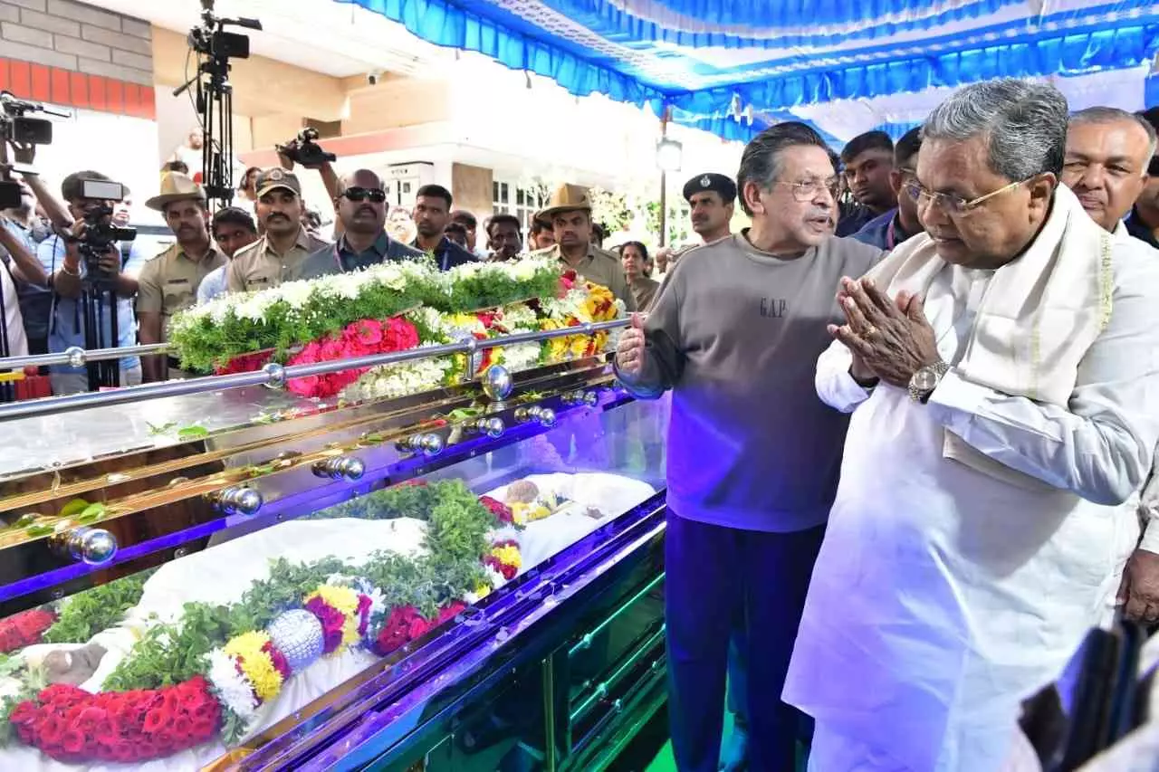 Pahalgam Terror Attack | ಕನ್ನಡಿಗರ ಮೃತದೇಹ ಬೆಂಗಳೂರಿಗೆ ಆಗಮನ ; ಮತ್ತಿಕೆರೆಯಲ್ಲಿ ಭರತ್ ಭೂಷಣ್ ಅಂತಿಮ ದರ್ಶನ ಪಡೆದ ಸಿಎಂ Pahalgam Terror Attack | ಕನ್ನಡಿಗರ ಮೃತದೇಹ ಬೆಂಗಳೂರಿಗೆ ಆಗಮನ ; ಮತ್ತಿಕೆರೆಯಲ್ಲಿ ಭರತ್ ಭೂಷಣ್ ಅಂತಿಮ ದರ್ಶನ ಪಡೆದ ಸಿಎಂ