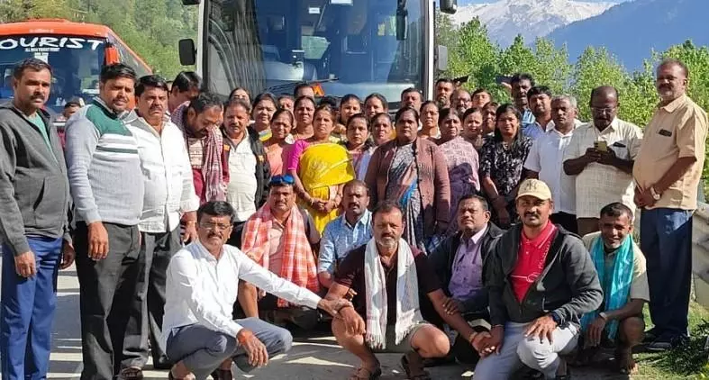 Pahalgam Terror Attack | ಜಮ್ಮು ಕಾಶ್ಮೀರದಿಂದ ಸುರಕ್ಷಿತವಾಗಿ ಮರಳಿದ ದೊಡ್ಡಬಳ್ಳಾಪುರದ 95 ಮಂದಿ ಪ್ರವಾಸಿಗರು Pahalgam Terror Attack | ಜಮ್ಮು ಕಾಶ್ಮೀರದಿಂದ ಸುರಕ್ಷಿತವಾಗಿ ಮರಳಿದ ದೊಡ್ಡಬಳ್ಳಾಪುರದ 95 ಮಂದಿ ಪ್ರವಾಸಿಗರು