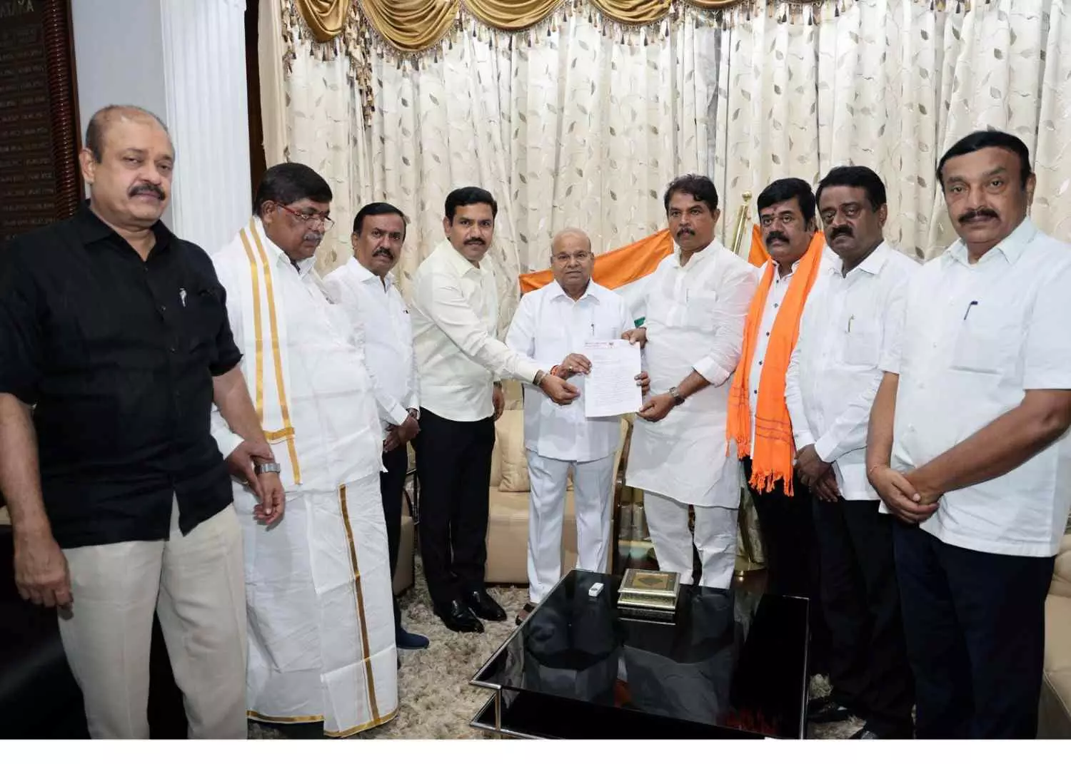 ಬಿಜೆಪಿ ಶಾಸಕರ ಅಮಾನತು | ಸ್ಪೀಕರ್ ಆದೇಶ ರದ್ದತಿ ಕೋರಿ ರಾಜ್ಯಪಾಲರಿಗೆ ಬಿಜೆಪಿ ನಿಯೋಗ ಮನವಿ ಬಿಜೆಪಿ ಶಾಸಕರ ಅಮಾನತು | ಸ್ಪೀಕರ್ ಆದೇಶ ರದ್ದತಿ ಕೋರಿ ರಾಜ್ಯಪಾಲರಿಗೆ ಬಿಜೆಪಿ ನಿಯೋಗ ಮನವಿ