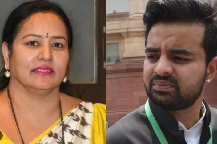 Prajwal Revanna Case | ವಕೀಲರ ನೇಮಕ; ಕಾಲಾವಕಾಶಕ್ಕಾಗಿ ಅಂಗಲಾಚಿ ಬೇಡಿಕೊಂಡ ಪ್ರಜ್ವಲ್ ರೇವಣ್ಣ- ಭವಾನಿ ರೇವಣ್ಣ Prajwal Revanna Case | ವಕೀಲರ ನೇಮಕ; ಕಾಲಾವಕಾಶಕ್ಕಾಗಿ ಅಂಗಲಾಚಿ ಬೇಡಿಕೊಂಡ ಪ್ರಜ್ವಲ್ ರೇವಣ್ಣ- ಭವಾನಿ ರೇವಣ್ಣ