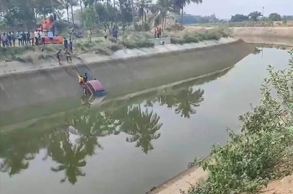 ಮಂಡ್ಯದ ವಿಸಿ ನಾಲೆಯಲ್ಲಿ ಕಾರಿನೊಳಗೆ ಇಬ್ಬರು ಮಕ್ಕಳು ಸೇರಿ ಮೂವರ ಮೃತದೇಹ ಪತ್ತೆ