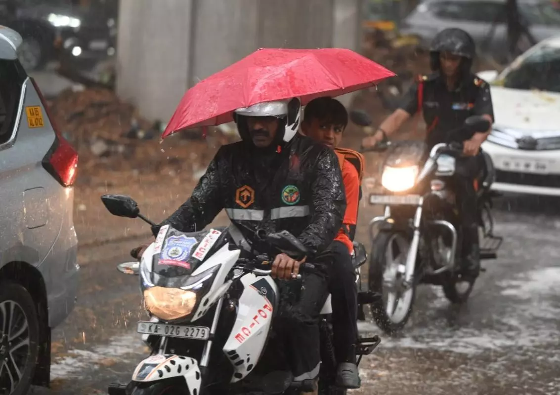 ರಾಜ್ಯದ ನಾಲ್ಕು ಜಿಲ್ಲೆಗಳಿಗೆ ಯೆಲ್ಲೊ ಅಲರ್ಟ್, ಬೆಂಗಳೂರಿನಲ್ಲಿಂದು ಮಳೆ ಜೋರು ರಾಜ್ಯದ ನಾಲ್ಕು ಜಿಲ್ಲೆಗಳಿಗೆ ಯೆಲ್ಲೊ ಅಲರ್ಟ್, ಬೆಂಗಳೂರಿನಲ್ಲಿಂದು ಮಳೆ ಜೋರು