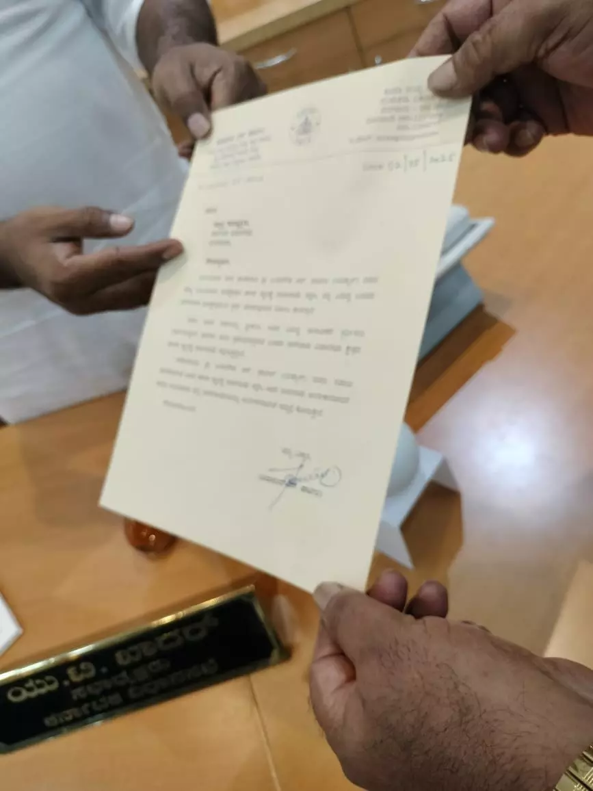 ಶಿವಾನಂದ ಪಾಟೀಲ ಅವರು ರಾಜೀನಾಮೆ ನೀಡುತ್ತಿರುವುದು ಶಿವಾನಂದ ಪಾಟೀಲ ಅವರು ರಾಜೀನಾಮೆ ನೀಡುತ್ತಿರುವುದು