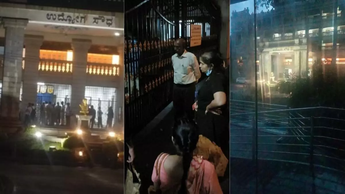 KPSC Controversy | ಪ್ರವೇಶ ಪತ್ರಕ್ಕಾಗಿ ಮಳೆಯಲ್ಲೇ ತಡರಾತ್ರಿವರೆಗೆ ಅಭ್ಯರ್ಥಿಗಳ ಪರದಾಟ; ಟೀಕೆಗೆ ಗುರಿಯಾದ ಕೆಪಿಎಸ್ಸಿ ಚೆಲ್ಲಾಟ KPSC Controversy | ಪ್ರವೇಶ ಪತ್ರಕ್ಕಾಗಿ ಮಳೆಯಲ್ಲೇ ತಡರಾತ್ರಿವರೆಗೆ ಅಭ್ಯರ್ಥಿಗಳ ಪರದಾಟ; ಟೀಕೆಗೆ ಗುರಿಯಾದ ಕೆಪಿಎಸ್ಸಿ ಚೆಲ್ಲಾಟ