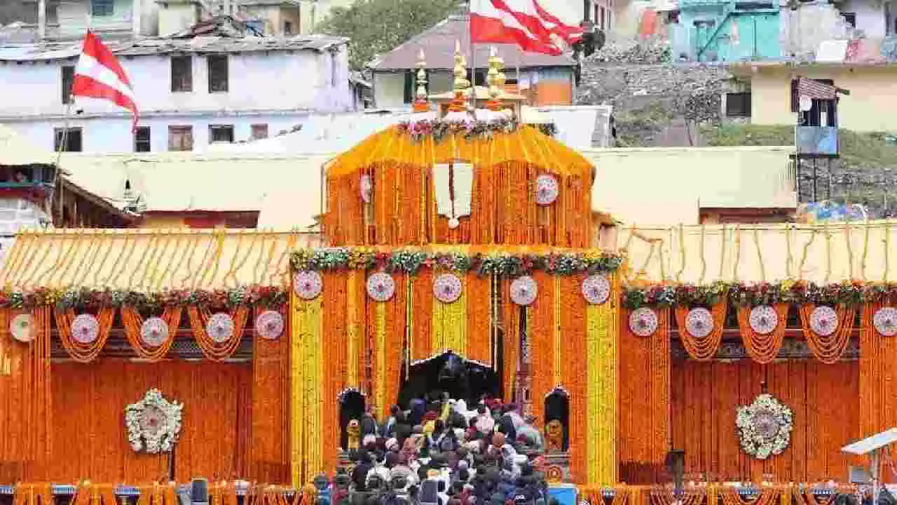 ಬದರಿನಾಥ ದೇವಾಲಯ ದರ್ಶನ ಆರಂಭ; ದೇಗುಲಕ್ಕೆ 15 ಟನ್ ಹೂವುಗಳಿಂದ ಅಲಂಕಾರ ಬದರಿನಾಥ ದೇವಾಲಯ ದರ್ಶನ ಆರಂಭ; ದೇಗುಲಕ್ಕೆ 15 ಟನ್ ಹೂವುಗಳಿಂದ ಅಲಂಕಾರ