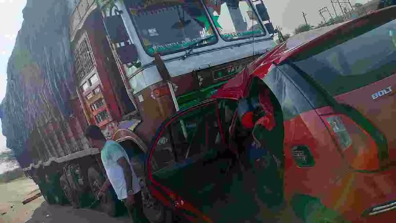 Road Accidnet: Five killed in car-lorry head-on collision in Hubballi Road Accidnet: Five killed in car-lorry head-on collision in Hubballi