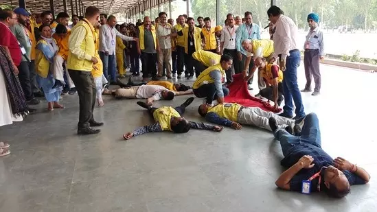 Mock Drill| ಕರ್ನಾಟಕದ ಎಲ್ಲೆಲ್ಲಿ ನಾಳೆ ಅಣಕು ಕವಾಯತುಗಳು ನಡೆಯುತ್ತವೆ? ಇಲ್ಲಿದೆ ಎಲ್ಲ ಮಾಹಿತಿ Mock Drill| ಕರ್ನಾಟಕದ ಎಲ್ಲೆಲ್ಲಿ ನಾಳೆ ಅಣಕು ಕವಾಯತುಗಳು ನಡೆಯುತ್ತವೆ? ಇಲ್ಲಿದೆ ಎಲ್ಲ ಮಾಹಿತಿ
