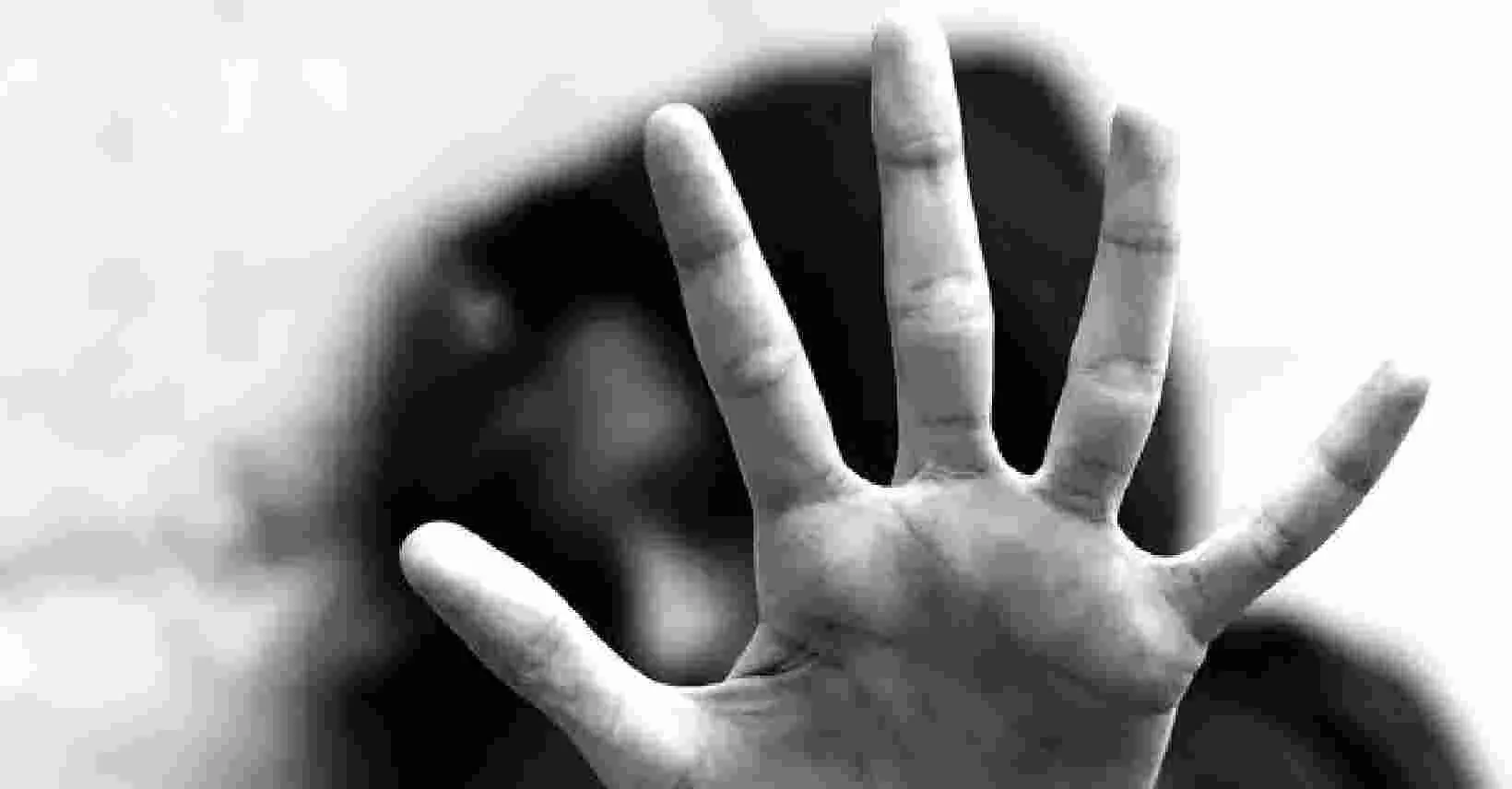 ಅಪ್ರಾಪ್ತೆ ಮೇಲೆ ಮನೆ ಮಾಲೀಕನಿಂದ ಅತ್ಯಾಚಾರ: ಕೃತ್ಯಕ್ಕೆ ಸಹಕರಿಸಿದ ಮಹಿಳೆ ಸಹಿತ ಇಬ್ಬರ ಬಂಧನ ಅಪ್ರಾಪ್ತೆ ಮೇಲೆ ಮನೆ ಮಾಲೀಕನಿಂದ ಅತ್ಯಾಚಾರ: ಕೃತ್ಯಕ್ಕೆ ಸಹಕರಿಸಿದ ಮಹಿಳೆ ಸಹಿತ ಇಬ್ಬರ ಬಂಧನ