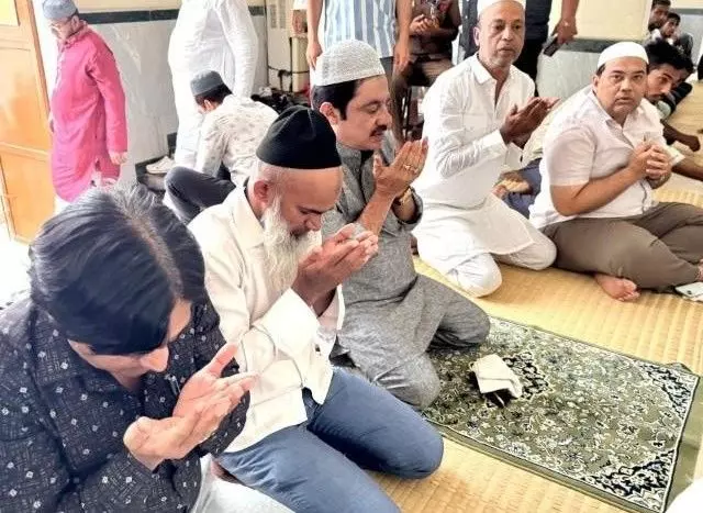 ಆಪರೇಷನ್ ಸಿಂದೂರ: ಸೈನಿಕರ ಶ್ರೇಯೋಭಿವೃದ್ಧಿಗೆ ಮಸೀದಿಯಲ್ಲಿ ಪ್ರಾರ್ಥನೆ ಸಲ್ಲಿಸಿದ ಸಚಿವ ಜಮೀರ್ ಅಹ್ಮದ್ ಆಪರೇಷನ್ ಸಿಂದೂರ: ಸೈನಿಕರ ಶ್ರೇಯೋಭಿವೃದ್ಧಿಗೆ ಮಸೀದಿಯಲ್ಲಿ ಪ್ರಾರ್ಥನೆ ಸಲ್ಲಿಸಿದ ಸಚಿವ ಜಮೀರ್ ಅಹ್ಮದ್