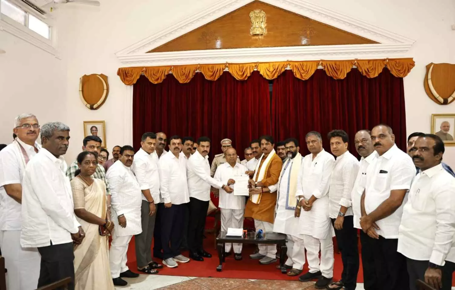 ಸುಹಾಸ್ ಶೆಟ್ಟಿ ಹತ್ಯೆ ಪ್ರಕರಣ | ಎನ್ಐಎ ತನಿಖೆ ಕೋರಿ ರಾಜ್ಯಪಾಲರಿಗೆ ಮನವಿ ಸಲ್ಲಿಸಿದ ಬಿಜೆಪಿ ನಿಯೋಗ ಸುಹಾಸ್ ಶೆಟ್ಟಿ ಹತ್ಯೆ ಪ್ರಕರಣ | ಎನ್ಐಎ ತನಿಖೆ ಕೋರಿ ರಾಜ್ಯಪಾಲರಿಗೆ ಮನವಿ ಸಲ್ಲಿಸಿದ ಬಿಜೆಪಿ ನಿಯೋಗ