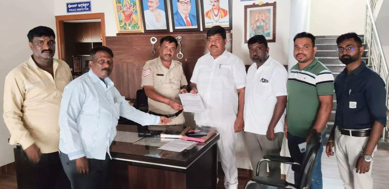 ಜನರಲ್ಲಿ ಯುದ್ಧ ಭೀತಿ ಹುಟ್ಟಿಸುತ್ತಿರುವ ಸೂಲಿಬೆಲೆ ಚಕ್ರವರ್ತಿ; ಯುವ ಕಾಂಗ್ರೆಸ್ ದೂರು ಜನರಲ್ಲಿ ಯುದ್ಧ ಭೀತಿ ಹುಟ್ಟಿಸುತ್ತಿರುವ ಸೂಲಿಬೆಲೆ ಚಕ್ರವರ್ತಿ; ಯುವ ಕಾಂಗ್ರೆಸ್ ದೂರು