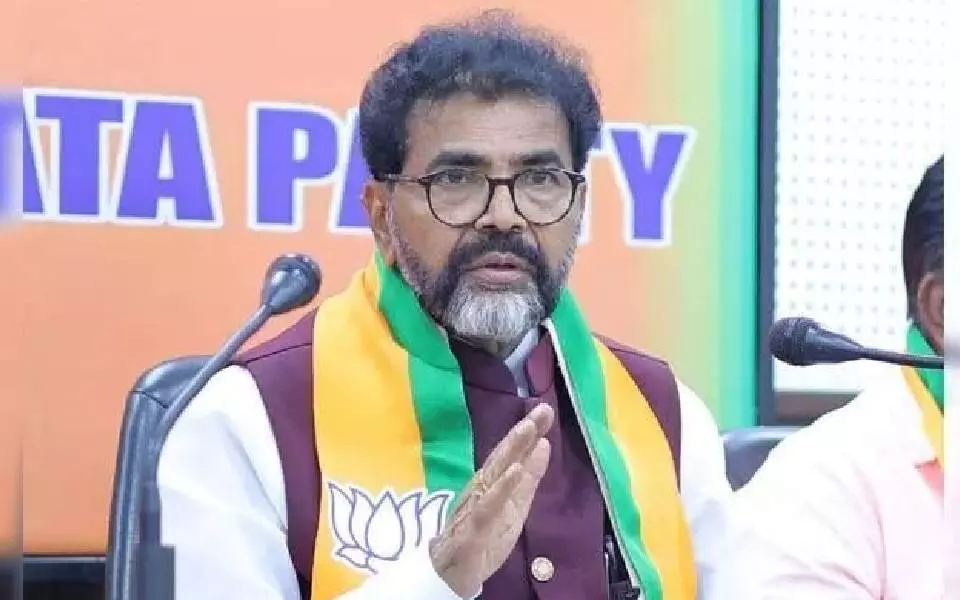 ಹಳೆ ಟ್ಯಾಂಕರ್ಗೆ ಪೇಂಟ್ ಹೊಡೆದು ಶುದ್ಧ ನೀರಿನ ಹಳೆ ಟ್ಯಾಂಕರ್ಗೆ ಪೇಂಟ್ ಹೊಡೆದು ಶುದ್ಧ ನೀರಿನ