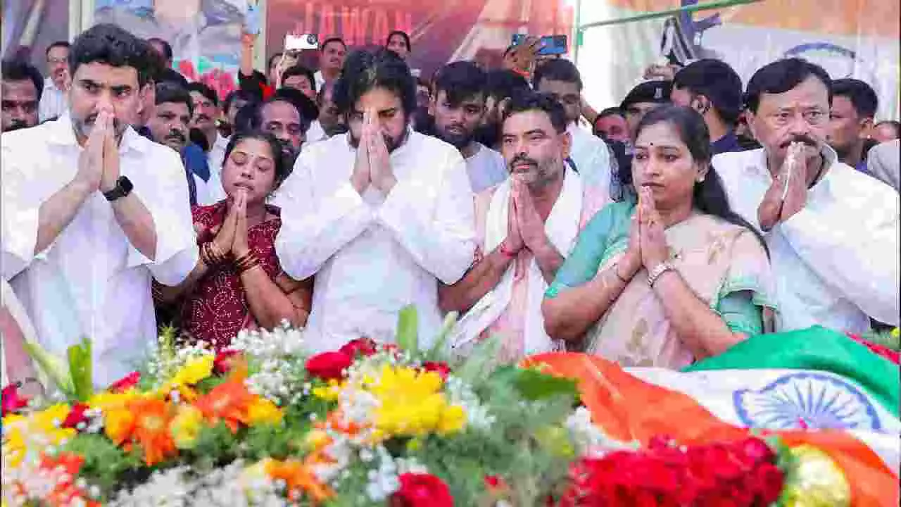 ಹುತಾತ್ಮ ಯೋಧ ಮುರಳಿ ನಾಯಕ್ ಕುಟುಂಬಕ್ಕೆ ಆಂಧ್ರ ಸರ್ಕಾರದಿಂದ 50 ಲಕ್ಷ ರೂ. ಪರಿಹಾರ ಹುತಾತ್ಮ ಯೋಧ ಮುರಳಿ ನಾಯಕ್ ಕುಟುಂಬಕ್ಕೆ ಆಂಧ್ರ ಸರ್ಕಾರದಿಂದ 50 ಲಕ್ಷ ರೂ. ಪರಿಹಾರ