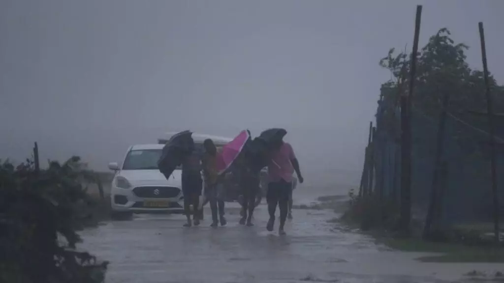 Heavy Rain| ಬೆಂಗಳೂರಿನಲ್ಲಿ ಸೋಮವಾರ ಭಾರೀ ಮಳೆ; ಇಂದೂ ಮಳೆ ಸಾಧ್ಯತೆ Heavy Rain| ಬೆಂಗಳೂರಿನಲ್ಲಿ ಸೋಮವಾರ ಭಾರೀ ಮಳೆ; ಇಂದೂ ಮಳೆ ಸಾಧ್ಯತೆ