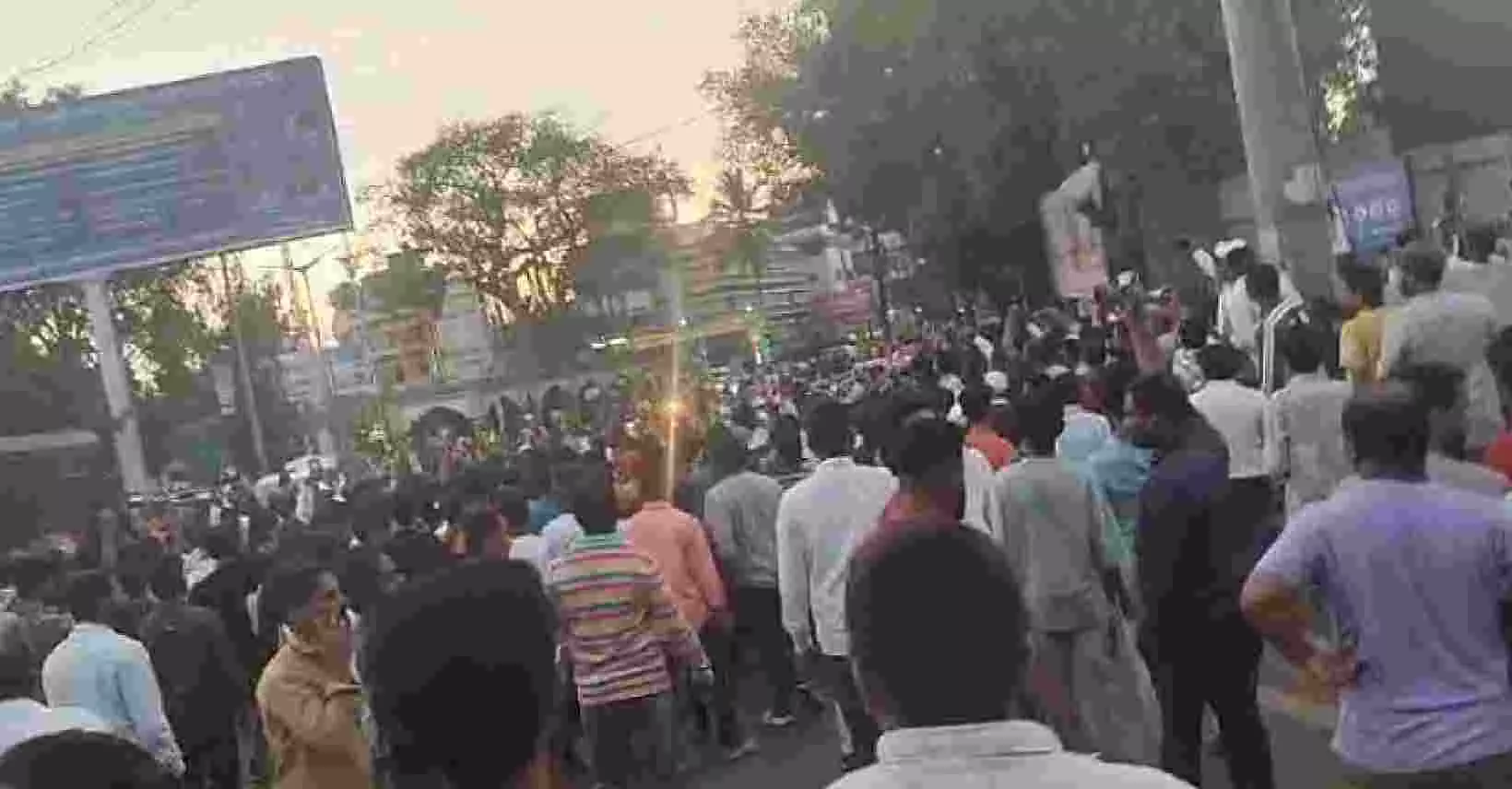 ಮಸೀದಿಯಲ್ಲಿದ್ದ ಕುರಾನ್ ಸುಟ್ಟುಹಾಕಿದ ಕಿಡಿಗೇಡಿಗಳು, ಬೆಳಗಾವಿ - ಗೋವಾ ರಸ್ತೆ ತಡೆದು ಪ್ರತಿಭಟನೆ ಮಸೀದಿಯಲ್ಲಿದ್ದ ಕುರಾನ್ ಸುಟ್ಟುಹಾಕಿದ ಕಿಡಿಗೇಡಿಗಳು, ಬೆಳಗಾವಿ - ಗೋವಾ ರಸ್ತೆ ತಡೆದು ಪ್ರತಿಭಟನೆ