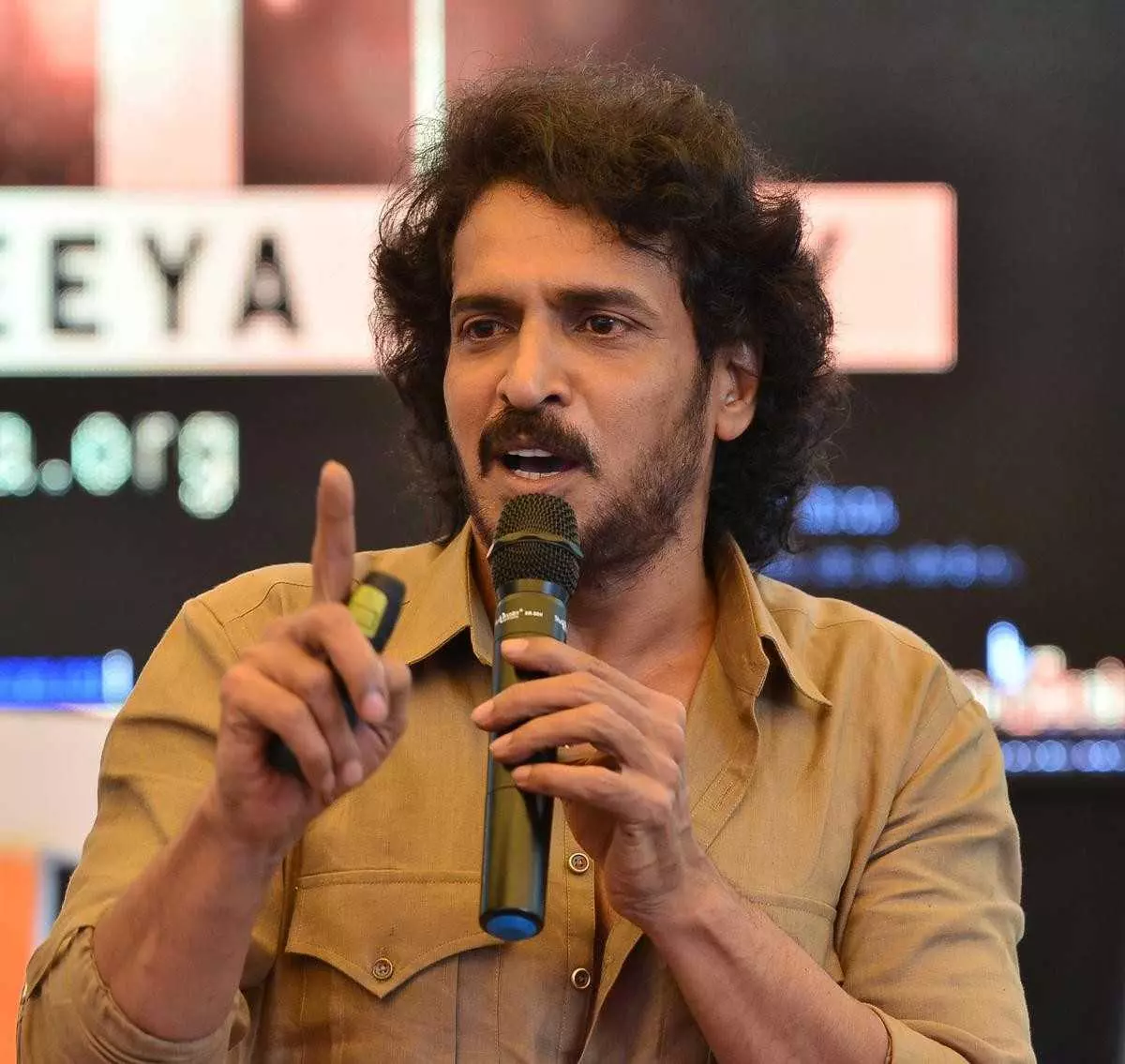 ಕರ್ನಾಟಕದಲ್ಲಿ ಕನ್ನಡ ಪೋಸ್ಟರ್ ಕೇಳುವುದರಲ್ಲಿ ತಪ್ಪೇನಿದೆ? ಚರ್ಚೆಗೆ ಕಾರಣವಾಯ್ತು ರಿಯಲ್ ಸ್ಟಾರ್ ಉಪೇಂದ್ರ ಮಾತು!