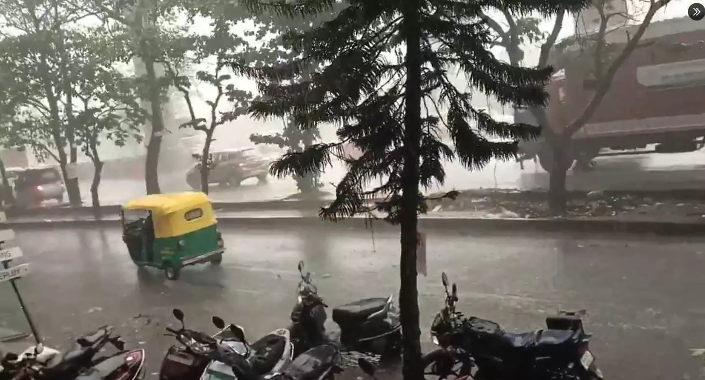 Bangalore Rain| ಬೆಂಗಳೂರಿನಲ್ಲಿ ಸಂಜೆ ಮಳೆ ಆರ್ಭಟ: ಟ್ರಾಫಿಕ್ ಜಾಮ್, ಪರದಾಡಿದ ಜನ Bangalore Rain| ಬೆಂಗಳೂರಿನಲ್ಲಿ ಸಂಜೆ ಮಳೆ ಆರ್ಭಟ: ಟ್ರಾಫಿಕ್ ಜಾಮ್, ಪರದಾಡಿದ ಜನ