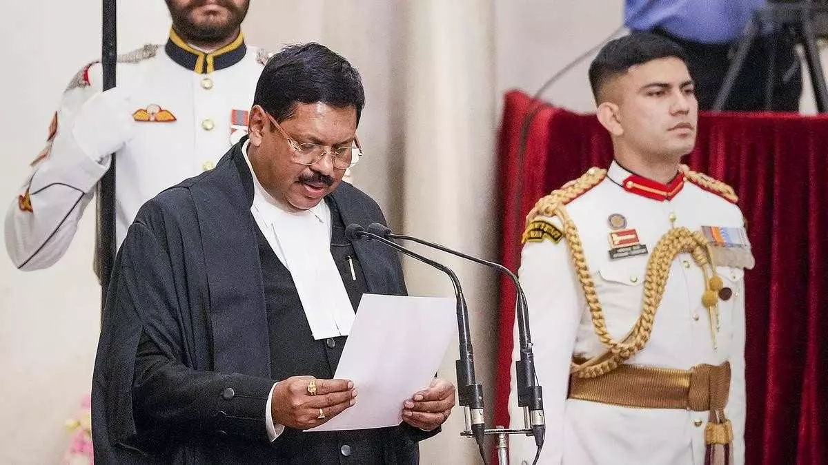 ಸುಪ್ರೀಂ ಕೋರ್ಟ್ನ 52ನೇ ಮುಖ್ಯ ನ್ಯಾಯಮೂರ್ತಿಯಾಗಿ ಬಿ.ಆರ್. ಗವಾಯಿ ಪ್ರಮಾಣ ವಚನ ಸ್ವೀಕಾರ ಸುಪ್ರೀಂ ಕೋರ್ಟ್ನ 52ನೇ ಮುಖ್ಯ ನ್ಯಾಯಮೂರ್ತಿಯಾಗಿ ಬಿ.ಆರ್. ಗವಾಯಿ ಪ್ರಮಾಣ ವಚನ ಸ್ವೀಕಾರ