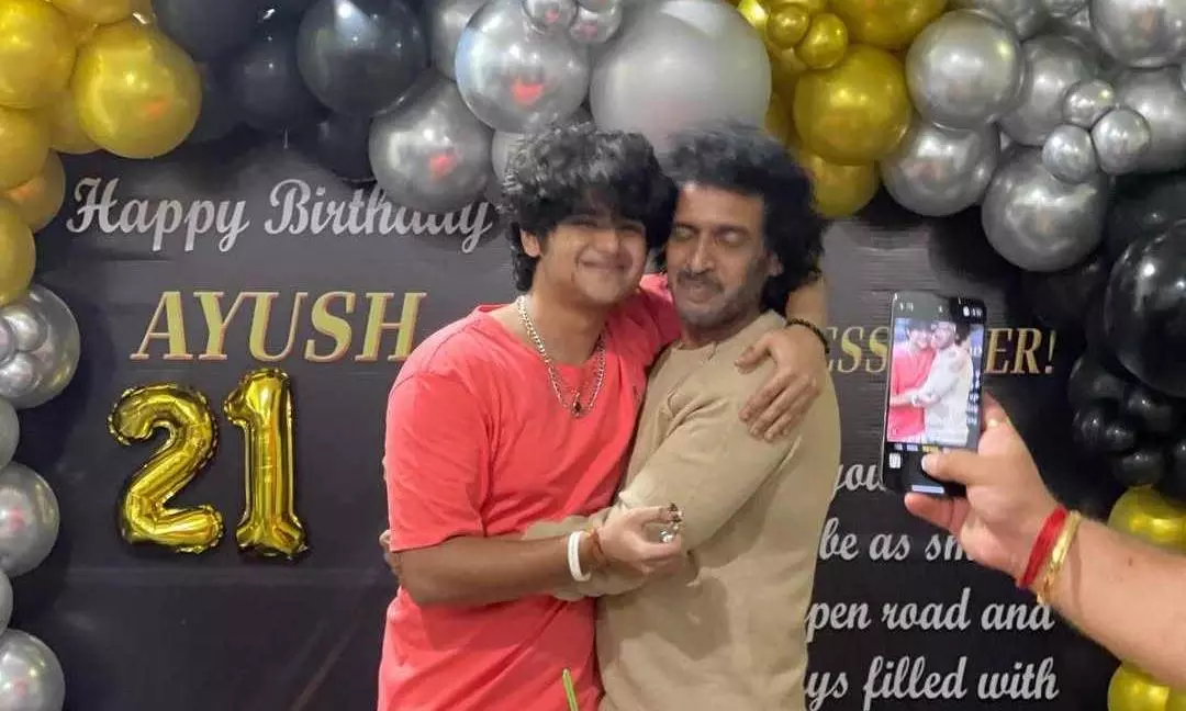 ಉಪೇಂದ್ರ ಮಗ ಆಯುಷ್ ಚಿತ್ರರಂಗಕ್ಕೆ; 21ನೇ ಹುಟ್ಟುಹಬ್ಬದಂದು ಸ್ಕ್ರಿಪ್ಟ್ ಪೂಜೆ ಉಪೇಂದ್ರ ಮಗ ಆಯುಷ್ ಚಿತ್ರರಂಗಕ್ಕೆ; 21ನೇ ಹುಟ್ಟುಹಬ್ಬದಂದು ಸ್ಕ್ರಿಪ್ಟ್ ಪೂಜೆ