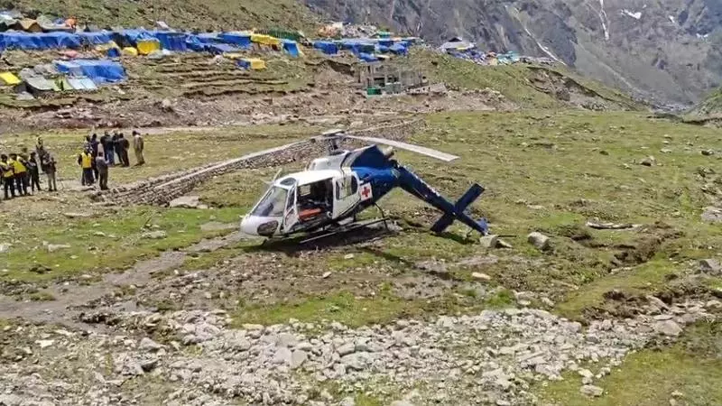 Heli-Ambulance Crash| ಕೇದಾರನಾಥದಲ್ಲಿ ಲ್ಯಾಂಡಿಂಗ್ ವೇಳೆ ಹೆಲಿಕಾಪ್ಟರ್ ಪತನ Heli-Ambulance Crash| ಕೇದಾರನಾಥದಲ್ಲಿ ಲ್ಯಾಂಡಿಂಗ್ ವೇಳೆ ಹೆಲಿಕಾಪ್ಟರ್ ಪತನ