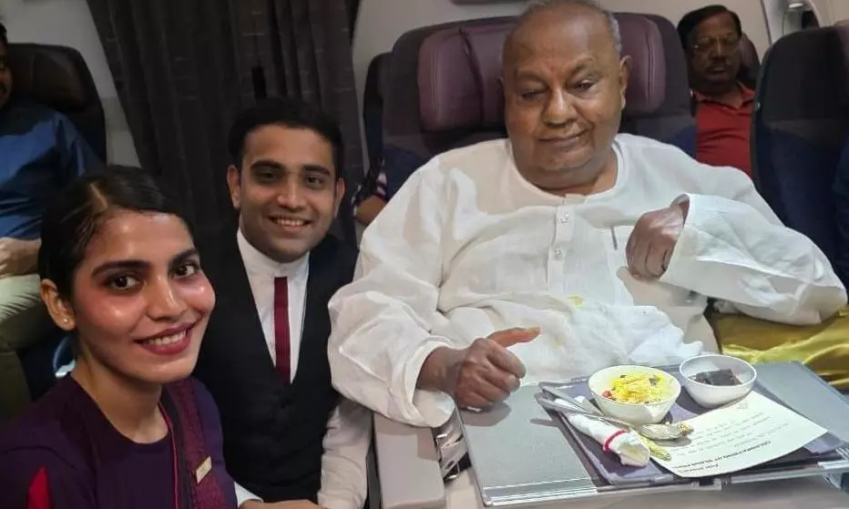 H D Devegowda | 35 ಸಾವಿರ ಅಡಿ ಎತ್ತರದಲ್ಲಿ ಜನ್ಮದಿನ ಆಚರಿಸಿಕೊಂಡ ಮಾಜಿ ಪ್ರಧಾನಿ ದೇವೇಗೌಡರು; ಏರ್ ಇಂಡಿಯಾ ಸಿಬ್ಬಂದಿಯಿಂದ ಜನ್ಮದಿನ ಆಚರಣೆ H D Devegowda | 35 ಸಾವಿರ ಅಡಿ ಎತ್ತರದಲ್ಲಿ ಜನ್ಮದಿನ ಆಚರಿಸಿಕೊಂಡ ಮಾಜಿ ಪ್ರಧಾನಿ ದೇವೇಗೌಡರು; ಏರ್ ಇಂಡಿಯಾ ಸಿಬ್ಬಂದಿಯಿಂದ ಜನ್ಮದಿನ ಆಚರಣೆ