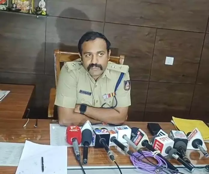 Heinous Crime | ಬಿಡದಿಯ ಹಕ್ಕಿಪಿಕ್ಕಿ ಬಾಲಕಿ ಮೇಲೆ ಅತ್ಯಾಚಾರ ನಡೆದಿಲ್ಲ; ಎಫ್ಎಸ್ಎಲ್ ವರದಿಯಲ್ಲಿ ಬಹಿರಂಗ Heinous Crime | ಬಿಡದಿಯ ಹಕ್ಕಿಪಿಕ್ಕಿ ಬಾಲಕಿ ಮೇಲೆ ಅತ್ಯಾಚಾರ ನಡೆದಿಲ್ಲ; ಎಫ್ಎಸ್ಎಲ್ ವರದಿಯಲ್ಲಿ ಬಹಿರಂಗ