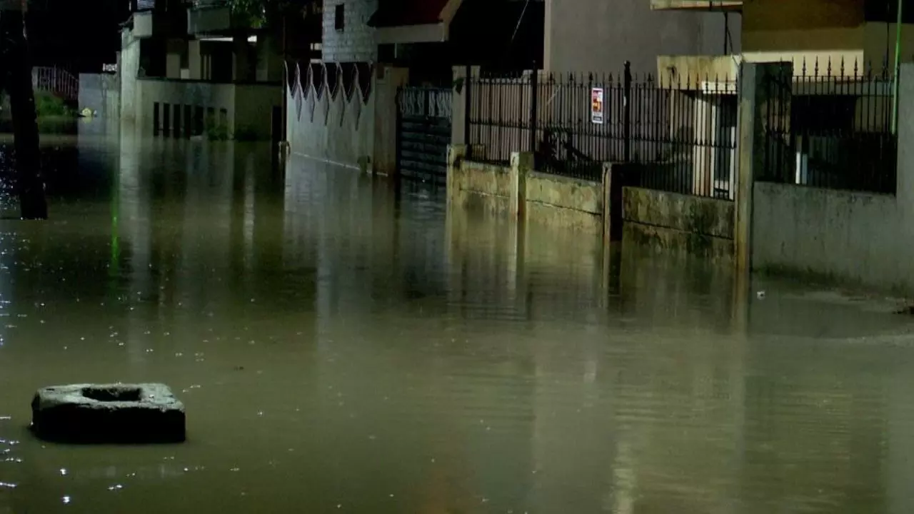 Heavy Rain | ಬೆಂಗಳೂರು ಸೇರಿ ಹಲವೆಡೆ ಧಾರಾಕಾರ ಮಳೆ ; ರಸ್ತೆ, ಬಡಾವಣೆಗಳು ಜಲಾವೃತ Heavy Rain | ಬೆಂಗಳೂರು ಸೇರಿ ಹಲವೆಡೆ ಧಾರಾಕಾರ ಮಳೆ ; ರಸ್ತೆ, ಬಡಾವಣೆಗಳು ಜಲಾವೃತ
