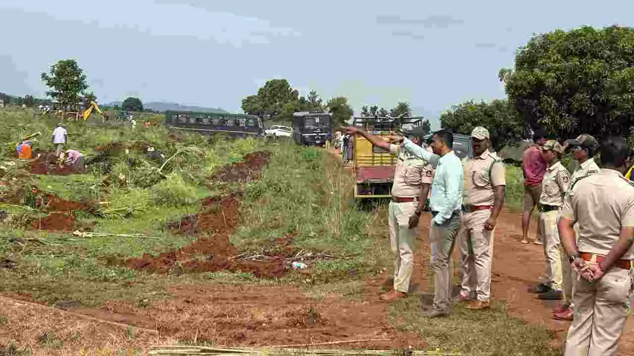 Removal of forest encroachment worth 15 crore rupees in Madab of Channarayapatna Removal of forest encroachment worth 15 crore rupees in Madab of Channarayapatna