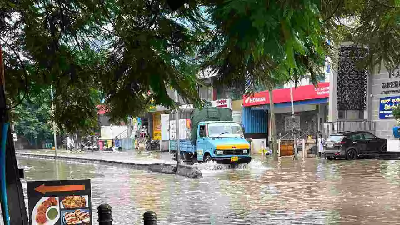 ಕರ್ನಾಟಕದಲ್ಲಿ ಮುಂದುವರಿಯಲಿದೆ ಮಳೆ: ಜುಲೈ 4ರವರೆಗೆ ಹಲವು ಜಿಲ್ಲೆಗಳಿಗೆ ಯೆಲ್ಲೋ ಅಲರ್ಟ್ ಕರ್ನಾಟಕದಲ್ಲಿ ಮುಂದುವರಿಯಲಿದೆ ಮಳೆ: ಜುಲೈ 4ರವರೆಗೆ ಹಲವು ಜಿಲ್ಲೆಗಳಿಗೆ ಯೆಲ್ಲೋ ಅಲರ್ಟ್