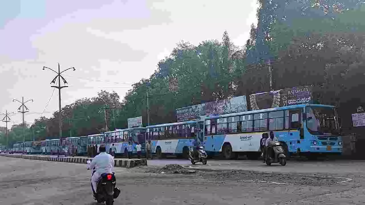ಬಳ್ಳಾರಿಯಲ್ಲಿ ಕಾಂಗ್ರೆಸ್ ‘ಸಮರ್ಪಣಾ ಸಂಕಲ್ಪ’ ಸಮಾವೇಶಕ್ಕೆ ಬಿಎಂಟಿಸಿ ದಂಡು: ಬೆಂಗಳೂರು ಜನರಿಗೆ ಬಸ್ಗಳೇ ಇಲ್ಲ ಬಳ್ಳಾರಿಯಲ್ಲಿ ಕಾಂಗ್ರೆಸ್ ‘ಸಮರ್ಪಣಾ ಸಂಕಲ್ಪ’ ಸಮಾವೇಶಕ್ಕೆ ಬಿಎಂಟಿಸಿ ದಂಡು: ಬೆಂಗಳೂರು ಜನರಿಗೆ ಬಸ್ಗಳೇ ಇಲ್ಲ