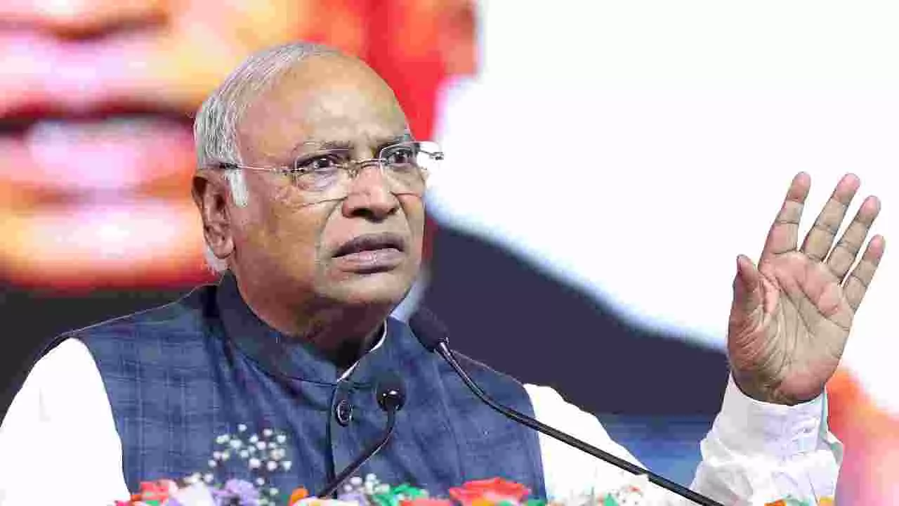 ಒಳ ಮೀಸಲು ಸಮೀಕ್ಷೆಯಲ್ಲಿ ಎಸ್ಸಿ ಪಟ್ಟಿಗೆ ಲಿಂಗಾಯತ ಬೇಡ ಜಂಗಮ ಸೇರ್ಪಡೆ: ಖರ್ಗೆ ಆಕ್ರೋಶ ಒಳ ಮೀಸಲು ಸಮೀಕ್ಷೆಯಲ್ಲಿ ಎಸ್ಸಿ ಪಟ್ಟಿಗೆ ಲಿಂಗಾಯತ ಬೇಡ ಜಂಗಮ ಸೇರ್ಪಡೆ: ಖರ್ಗೆ ಆಕ್ರೋಶ