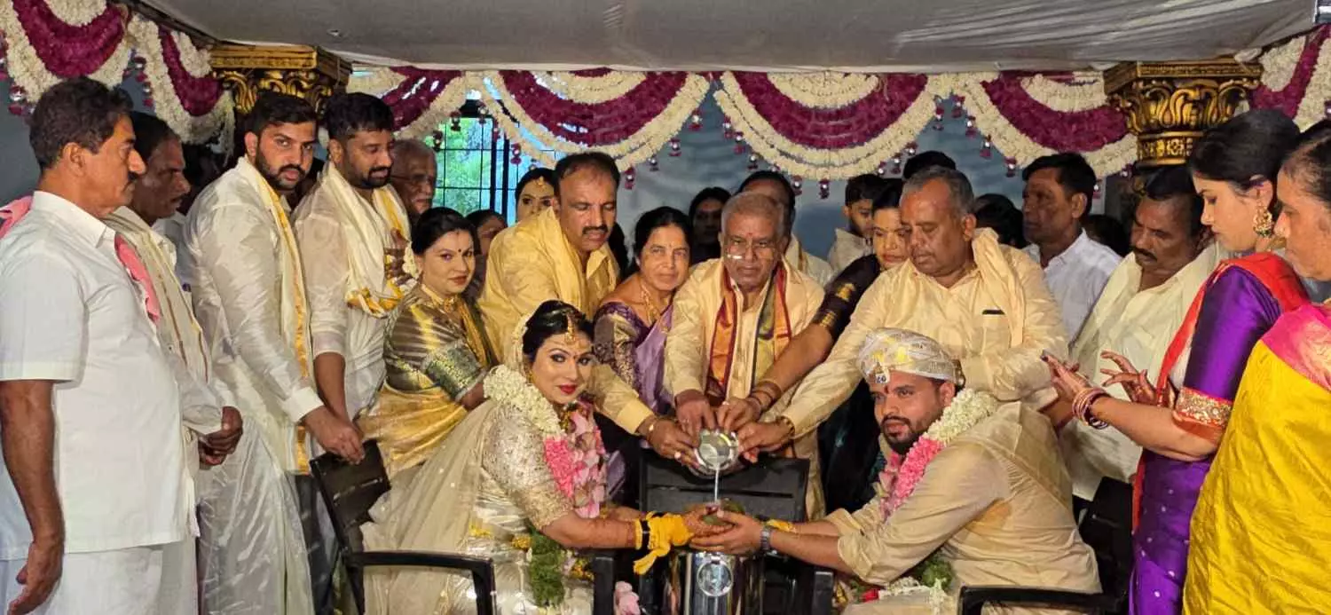 ಮಾಜಿ ಸಚಿವರ ಮಾದರಿ ನಡೆ; ಇವರ ಕುಟುಂಬದಲ್ಲಿ ನಡೆದಿರುವುದೆಲ್ಲಾ ಸರಳ ವಿವಾಹಗಳೇ..! ಮಾಜಿ ಸಚಿವರ ಮಾದರಿ ನಡೆ; ಇವರ ಕುಟುಂಬದಲ್ಲಿ ನಡೆದಿರುವುದೆಲ್ಲಾ ಸರಳ ವಿವಾಹಗಳೇ..!