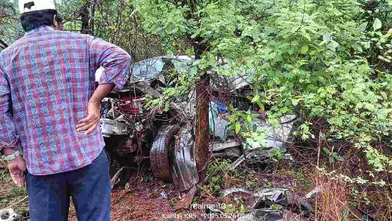 Horrific road accident near Sanduru: Four dead on the spot, one seriously injured Horrific road accident near Sanduru: Four dead on the spot, one seriously injured