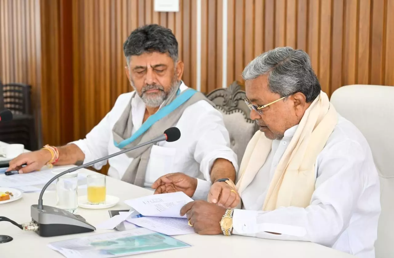 CM vs DCM | ಅಧಿಕಾರಿಗಳ ವರ್ಗಾವಣೆ; ಬಹಿರಂಗವಾದ ಸಿದ್ದರಾಮಯ್ಯ-ಡಿ.ಕೆ. ಶಿವಕುಮಾರ್ ಶೀತಲ ಸಮರ CM vs DCM | ಅಧಿಕಾರಿಗಳ ವರ್ಗಾವಣೆ; ಬಹಿರಂಗವಾದ ಸಿದ್ದರಾಮಯ್ಯ-ಡಿ.ಕೆ. ಶಿವಕುಮಾರ್ ಶೀತಲ ಸಮರ