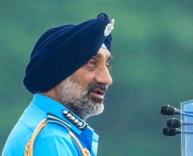 ಗುತ್ತಿಗೆ ಅವಧಿ ಮುಗಿದರೂ ಪೂರೈಕೆಯಾಗುತ್ತಿಲ್ಲ ರಕ್ಷಣಾ ಸಾಮಗ್ರಿ; ರಕ್ಷಣಾ ಸಚಿವರ ಎದುರೇ ಏರ್ ಚೀಫ್ ಮಾರ್ಷಲ್ ಅಸಮಾಧಾನ ಗುತ್ತಿಗೆ ಅವಧಿ ಮುಗಿದರೂ ಪೂರೈಕೆಯಾಗುತ್ತಿಲ್ಲ ರಕ್ಷಣಾ ಸಾಮಗ್ರಿ; ರಕ್ಷಣಾ ಸಚಿವರ ಎದುರೇ ಏರ್ ಚೀಫ್ ಮಾರ್ಷಲ್ ಅಸಮಾಧಾನ