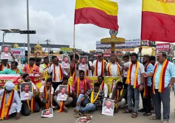 ಕಮಲ್ ಹಾಸನ್ ಭಾಷಾ ವಿವಾದ | ಕಲಾವಿದರ ಆಕ್ರೋಶ; ಕನ್ನಡ ಸಂಘಟನೆಗಳಿಂದ ಪ್ರತಿಭಟನೆ ಕಮಲ್ ಹಾಸನ್ ಭಾಷಾ ವಿವಾದ | ಕಲಾವಿದರ ಆಕ್ರೋಶ; ಕನ್ನಡ ಸಂಘಟನೆಗಳಿಂದ ಪ್ರತಿಭಟನೆ