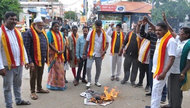 ಕೊಳ್ಳೇಗಾಲದಲ್ಲಿ ಕನ್ನಡ ಸಂಘಟನೆಗಳು ಕಮಲ್ ಪೋಸ್ಟ್ಗಳನ್ನು ಸುಟ್ಟು ಪ್ರತಿಭಟನೆ ನಡೆಸಿದರು ಕೊಳ್ಳೇಗಾಲದಲ್ಲಿ ಕನ್ನಡ ಸಂಘಟನೆಗಳು ಕಮಲ್ ಪೋಸ್ಟ್ಗಳನ್ನು ಸುಟ್ಟು ಪ್ರತಿಭಟನೆ ನಡೆಸಿದರು