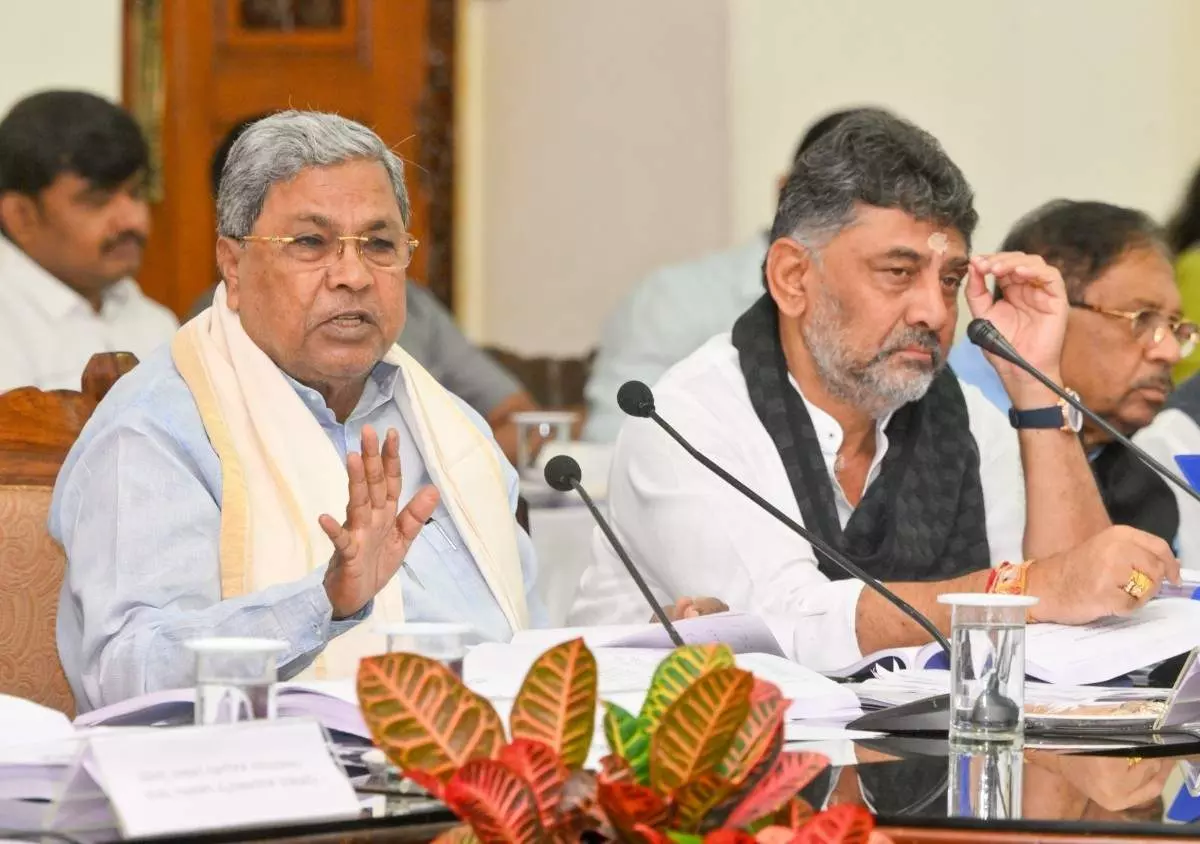 CM Meeting | ಪ್ರಗತಿ ಪರಿಶೀಲನಾ ಸಭೆಗೆ ತಡವಾಗಿ ಬಂದ ಡಿಕೆಶಿ; ಸಿಎಂ ಸಿದ್ದರಾಮಯ್ಯ ಅಸಮಾಧಾನ CM Meeting | ಪ್ರಗತಿ ಪರಿಶೀಲನಾ ಸಭೆಗೆ ತಡವಾಗಿ ಬಂದ ಡಿಕೆಶಿ; ಸಿಎಂ ಸಿದ್ದರಾಮಯ್ಯ ಅಸಮಾಧಾನ