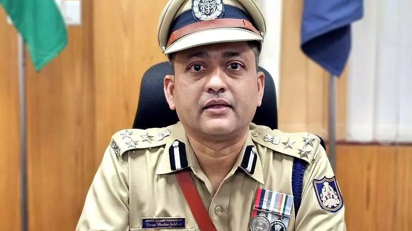 Gang Rape | ಬಾಲಕಿ ಮೇಲೆ ಅತ್ಯಾಚಾರ ; ಮೂವರು ಆರೋಪಿಗಳ ಬಂಧನ, ಮತ್ತೊಬ್ಬನಿಗೆ ಪೋಲೀಸರ ಶೋಧ Gang Rape | ಬಾಲಕಿ ಮೇಲೆ ಅತ್ಯಾಚಾರ ; ಮೂವರು ಆರೋಪಿಗಳ ಬಂಧನ, ಮತ್ತೊಬ್ಬನಿಗೆ ಪೋಲೀಸರ ಶೋಧ