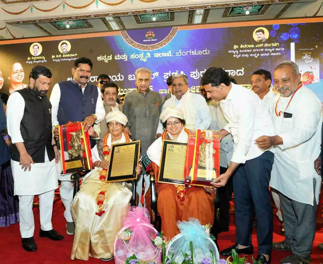 ಬೂಕರ್ ಪ್ರಶಸ್ತಿ ವಿಜೇತೆ ಬಾನು ಮುಷ್ತಾಕ್, ದೀಪಾ ಬಾಸ್ತಿಗೆ ತಲಾ 10 ಲಕ್ಷ ರೂ. ಪುರಸ್ಕಾರ ; ಸಿಎಂ ಘೋಷಣೆ ಬೂಕರ್ ಪ್ರಶಸ್ತಿ ವಿಜೇತೆ ಬಾನು ಮುಷ್ತಾಕ್, ದೀಪಾ ಬಾಸ್ತಿಗೆ ತಲಾ 10 ಲಕ್ಷ ರೂ. ಪುರಸ್ಕಾರ ; ಸಿಎಂ ಘೋಷಣೆ