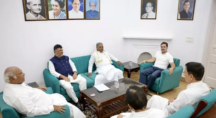 ವರ್ಷವಾದರೂ ಮುಗಿಯದ ಎಂಎಲ್ಸಿ ಆಯ್ಕೆ ಗೊಂದಲ: ಕಾಂಗ್ರೆಸ್ನಲ್ಲಿ ಮನೆಯೊಂದು- ನಾಲ್ಕು ಬಾಗಿಲು! ವರ್ಷವಾದರೂ ಮುಗಿಯದ ಎಂಎಲ್ಸಿ ಆಯ್ಕೆ ಗೊಂದಲ: ಕಾಂಗ್ರೆಸ್ನಲ್ಲಿ ಮನೆಯೊಂದು- ನಾಲ್ಕು ಬಾಗಿಲು!
